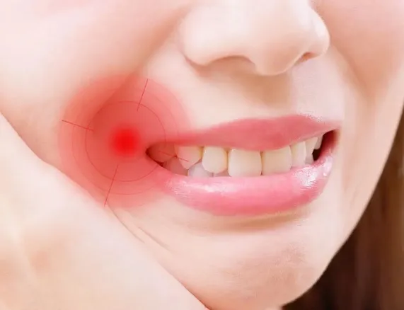 Jakie objawy towarzyszą nadwrażliwości zębów na ciepło?