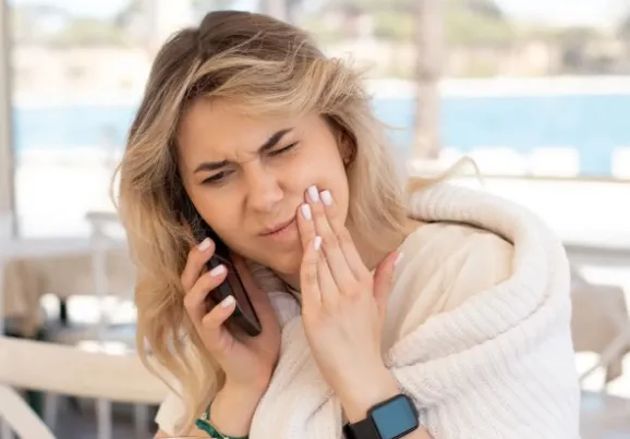 Jak dbać o zęby podczas urlopu, aby uniknąć letniego bólu?