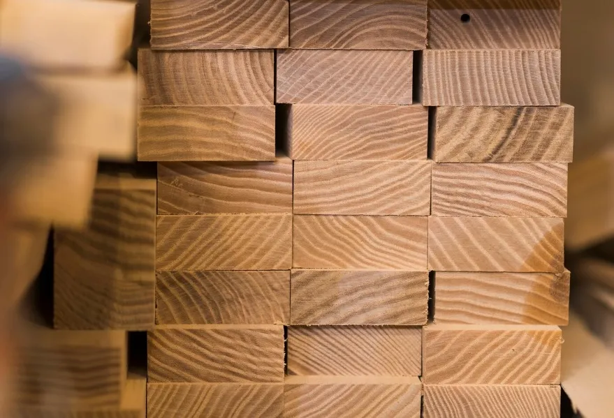 Jakie dokumenty powinien przedstawić producent kantówki, aby potwierdzić klasę i pochodzenie surowca?