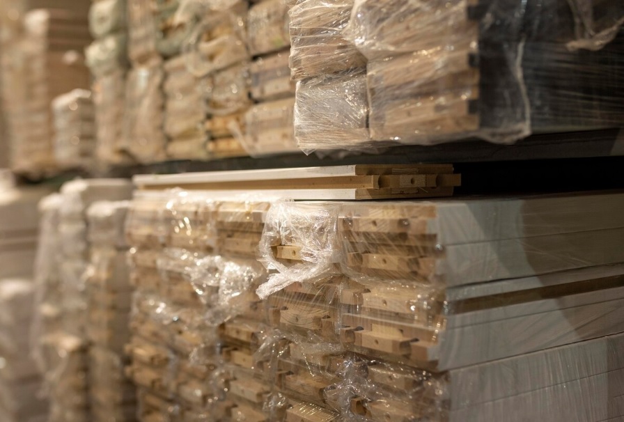 Co oznacza zgodność z normami w praktyce, gdy producent kantówki oferuje materiał do konstrukcji?